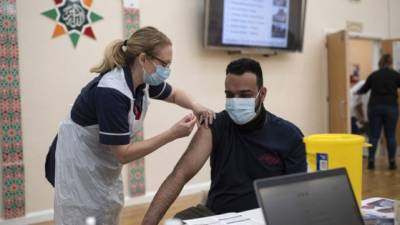 La OMS no reveló cuáles son los cuatro países que aún no han podido comenzar las vacunaciones. Foto: AFP