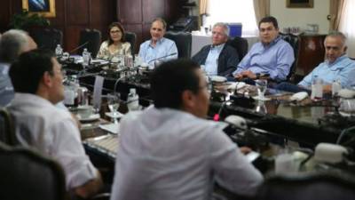 El presidente Juan Orlando y miembros del Partido Nacional dialogaron hoy sobre diferentes temas del país.