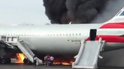 Los pasajeros lograron evacuar a tiempo la aeronave. Foto Twitter.