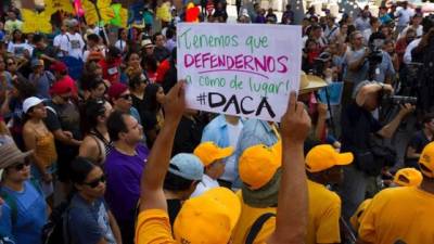 Un hombre sostiene una pancarta a favor de la Acción Diferida (DACA), ante la posibilidad de su eliminación por parte del presidente Donald Trump. EFE/Felipe Chacón/Archivo