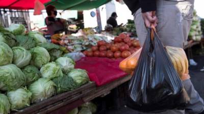 A partir de este lunes ningún comercio en Chile podrá entregar bolsas plásticas a sus clientes.