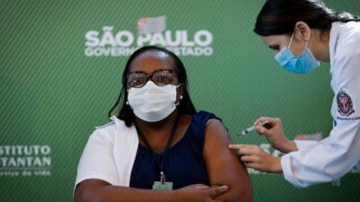 Mônica Calazans, enfermera del Hospital las Clínicas de la capital paulista recibe la vacuna contra la covid-19 hoy, en Sao Paulo.