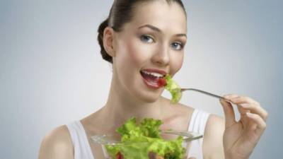 Las mujeres se benefician más con el consumo de frutas y verduras.