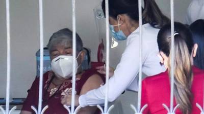 La señora Elizabeth Castillo (i), fue la primera persona en ser vacunada contra el nuevo coronavirus, en San José, Costa Rica.