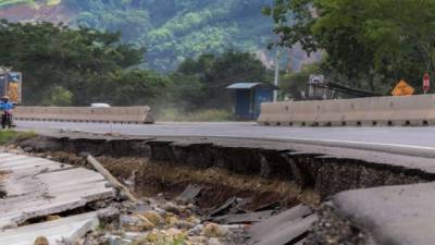 Honduras registra 47 puentes totalmente destruidos y 57 que están severamente dañados, o sea que se trata de más de 100 puentes, de 267 caminos y carreteras afectadas, en más de 700 episodios.