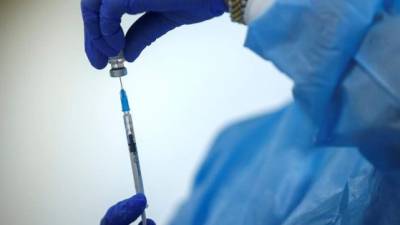 Personal sanitario prepara una dosis de la vacuna contra la covid-19 de Pfizer-BioNTech.