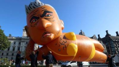 El alcalde bromeó con referencia al globo, expresando que el color amarillo no es su preferido.Foto.AFP