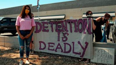 La Coalición de Justicia para los Inmigrantes, que busca el cierre del Centro de Proceso del ICE en Adelanto, al noreste de Los Ángeles, argumentó que el Grupo CEO, que maneja esta y otras instalaciones similares “no cumple con los requisitos mínimos de bienestar de los detenidos”.