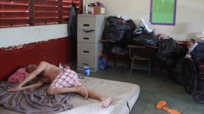 Nelson Geovany Quiroz pasa sus días acostado en un colchón en el centro básico Primero de Febrero de la Satélite. Antes de las tormentas sufrió un derrame cerebral. Fotos: Franklyn Muñoz