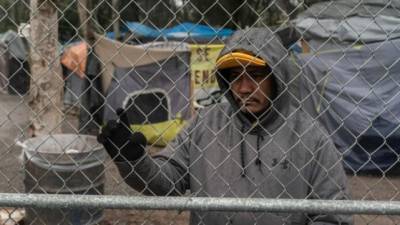 Cientos de migrantes aguardan en un campamento en la ciudad fronteriza de Matamoros.