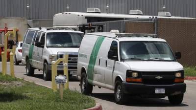 Las camionetas de la Patrulla Fronteriza salen del Centro de Procesamiento Central de la Patrulla Fronteriza de los EEUU en McAllen, Texas.