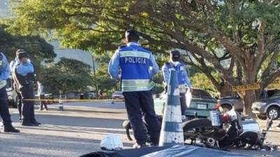 A unos metros de las dos motocicletas destruidas quedó el cuerpo de un joven, en el kilómetro 27 a oriente, en el caserío Las Pilas.