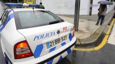 El joven fue identificado y se le incautó el teléfono móvil para inspeccionarlo, informó la Policía de Portugal.