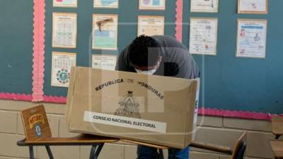 Un sampedrano vota en la escuela Soledad Fernández del barrio Barandillas. Fotos: Lisseth García, Moisés Valenzuela y José Cantarero.