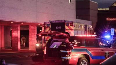 Personal de emergencia se reúnen a las afueras del centro comercial Macy's.