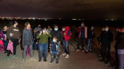 Un grupo de migrantes tras cruzar la frontera de Estados Unidos en Roma, Texas. Foto: AFP