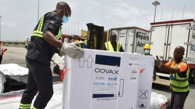 Ghana fue el primer país en recibir su lote de dosis AstraZeneca-Oxford, fabricadas en India y transportadas a través del sistema Covax el miércoles.