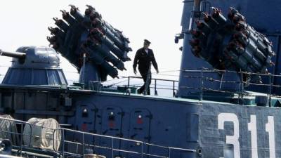 Un oficial ruso camina en un submarino, Ucrania acusa a Rusia de estar lista para atacarlos.