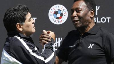 El contrato del Santos, gestionado por la empresa Pelé Sports & Marketing, propiedad del 10 brasileño, era el remedio para que Maradona volviera a las canchas.