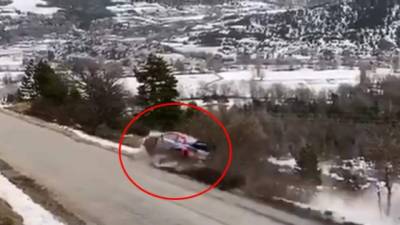 Momento en el que Ott Tänak sufre escalofriante accidente.