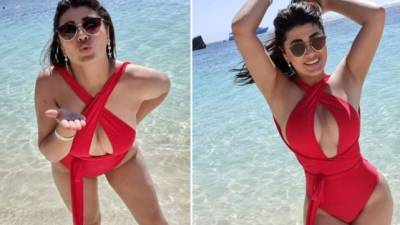 La presentadora hondureña Milagro Flores arrancó suspiros al compartir una serie de fotografías, disfrutando de las paradisiacas playas de Roatán.