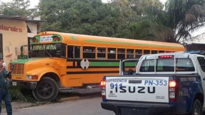 El bus se estrelló contra una casa y un car wash.