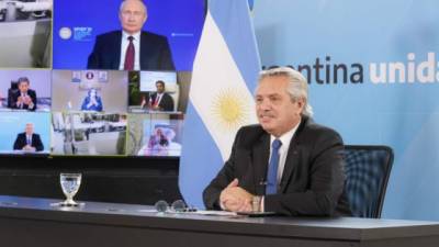 El presidente argentino Alberto Fernández hizo el anuncio en una conferencia virtual junto a su homólogo ruso, Vladimir Putin.
