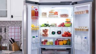 Cambia tu antigua refrigeradora por una moderna y adecuada al espacio de tu cocina. Foto: Istock