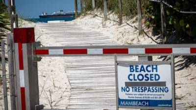 Vista de un cartel que indica que la playa está cerrada en Miami Beach, Florida.