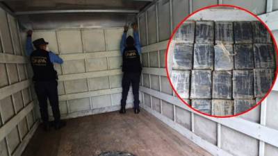 Policías inspeccionaron el camión que llevaba la droga.