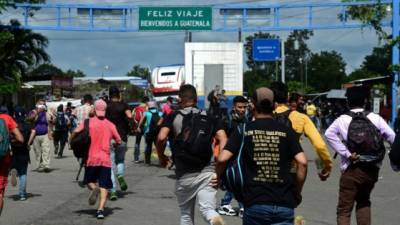 La caravana migrante entró por el punto fronterizo de Corinto.