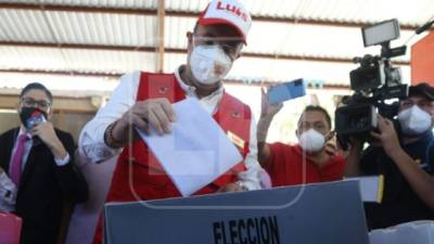 Luis Zelaya metiendo la papeleta de diputados.