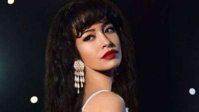 Christian Serratos como Selena Quintanilla en una escena de 'Selena: The Series', que se estrena el 4 de diciembre en Netflix. (Netflix via AP)