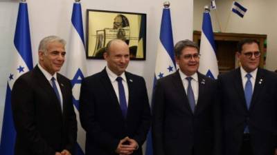 De izquierda a derecha: Yair Lapid, ministro de Relaciones Exteriores de Israel; Naftali Bennet, primer ministro de Israel; Juan Orlando Hernández, presidente de Honduras; Lisandro Rosales, canciller de Honduras.