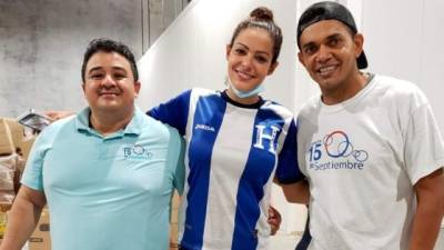 Juan Flores, presidente de la Fundación 15 de Septiembre de hondureños en Florida, la modelo hondureña Nathalia Casco y el excapitán de la selección de fútbol de Honduras, Amado Guevara, durante la recogida y preparación de ayuda humanitaria para enviar a los damnificados por los por los eventos tropicales Eta y Iota.