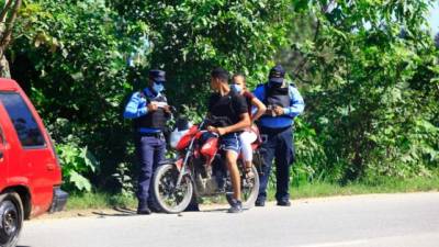 Agentes en los principales bulevares verificaron la circulación por dígitos en San Pedro Sula. Foto: Moisés Valenzuela