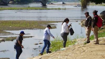 Migrantes centroamericanos son retenidos por autoridades de la Guardia Nacional de México, tras cruzar el río Suchiate, fronterizo con Guatemala.