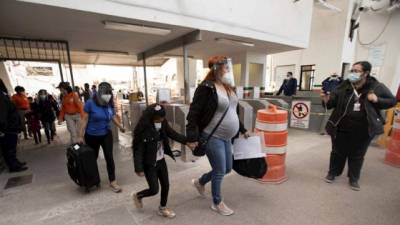 Unos solicitantes de asilo bajo el Protocolo de Protección a Migrantes, mejor cono conocido como MPP, ingresaron el viernes a los Estados Unidos por el Cruce Internacional Santa Fe en El Paso, Texas.