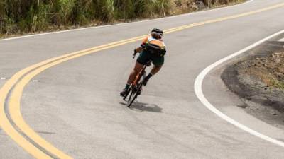 La ciclista hondureña en su recorrido. (Fotos por Megan Beth Nielsen)