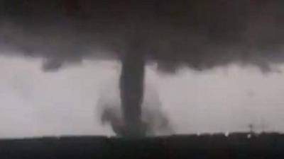 Un gigantesco tornado azotó Dallas la noche del domingo provocando graves destrozos.