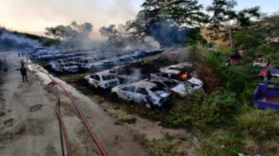 Los bomberos apagaron las llamas y evitaron que el fuego pasara a otra parte del parqueo.