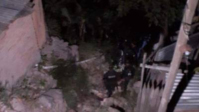 Policías bajaron al abismo para tratar de recuperar los cuerpos.