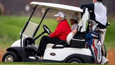 El presidente de EE.UU., Donald Trump es visto mientras juega golf en su club privado en Virginia.