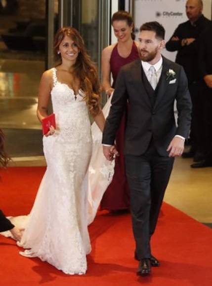 BAS022. ROSARIO (ARGENTINA), 30/06/2017.- El jugador argentino Lionel Messi (d) y su esposa Antonella Rocuzzo salen tras casarse hoy, viernes 30 de junio de 2017, en Rosario (Argentina). EFE/David Fernández