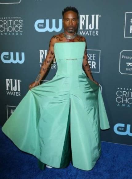 Billy Porter se robó el show en un vestido verde que lució con varios tatuajes de mariposa. MÁS FOTOS: <a href='https://www.laprensa.hn/fotogalerias/farandula/1348330-411/billy-porter-sorprende-vestido-como-princesa-critics-choice-2020' style='color:red;text-decoration:underline' target='_blank'>Actor Billy Porter sorprende vestido como una princesa en los Critics' Choice 2020</a>