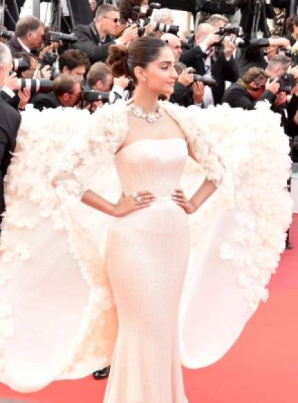 Sonam Kapoor en un vestido de Ralph & Russo en el festival de cine de Cannes.