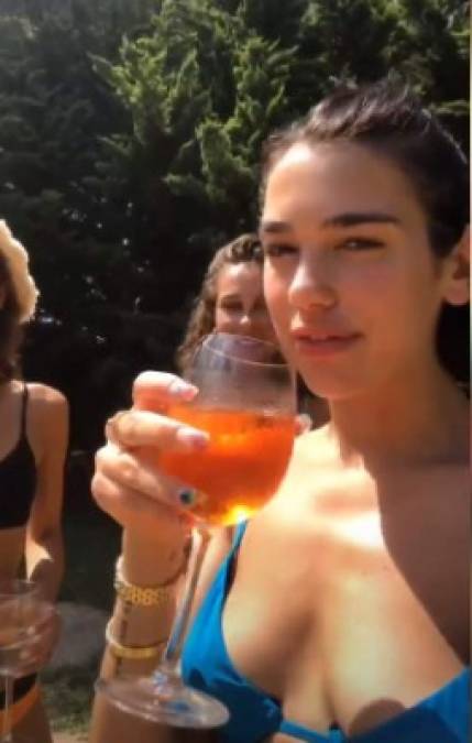 La cantante disfruta en Ibiza con sus amigas más cercanas.