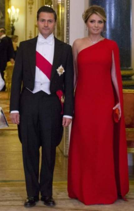 Este elegante vestido del diseñador Valentino lució Angélica Rivera del brazo de Enrique Peña Nieto para la cena de gala que le ofreció la reina Isabel II de Inglaterra el 3 de marzo de 2015.