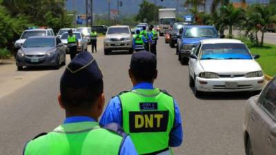 La Policía de Tránsito mantiene operativos en las dististan salidas de la capital.