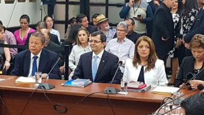 Carlos Chinchilla (centro), fue amonestado junto a otros tres jueces por una 'falta grave', situación que lo llevó a dejar el su cargo.
